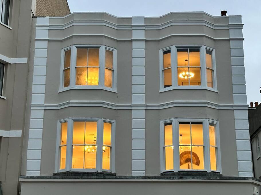 Luxury In The Lanes- Nearby Beach, Theatre, Pavilion Appartement